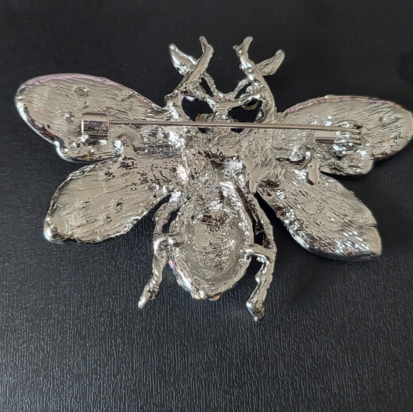 Stunning Slivertone Rhinestone Bee Brooch - Picture 2 of 2